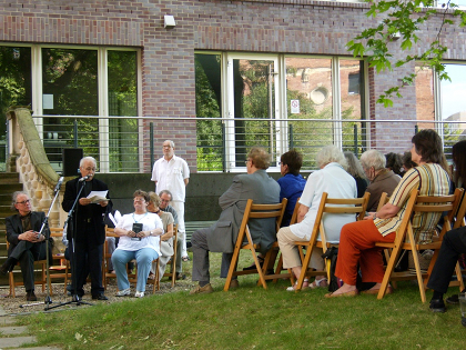 Tage-der-Poesie-in-Sachsen-2010-Adel_Karasholi-Gartenlesung